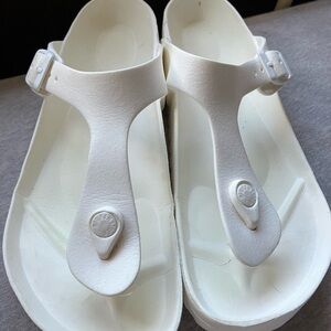 White Birkenstock EVA Lightweight Sandal Thongs size 9 40 Like New